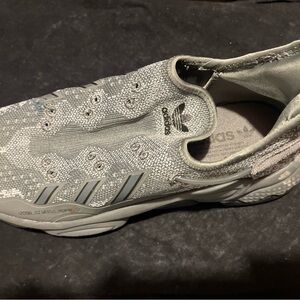 Adidas men’s Gray Patterned Sneakers